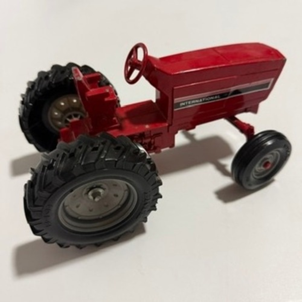 International Harvester Red Diecast Toy Tractor Vintage Farm Vehicle IH 2330 - Picture 5 of 12